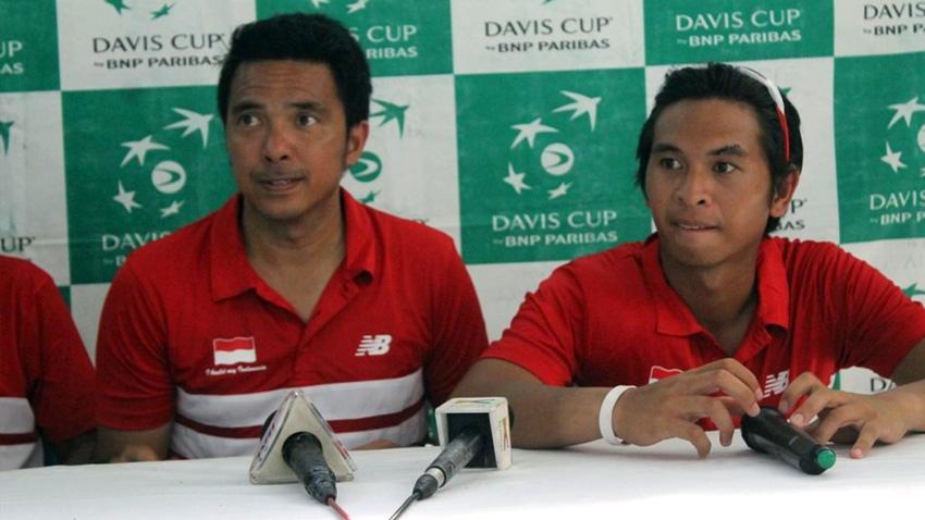 Kapten tim tenis Indonesia Andrian Raturandang (kiri) bersama Christhoper Rungkat (kanan). - INDOSPORT